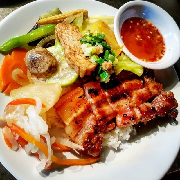 Giá mắc "cắt cổ" nhưng những hàng quán này ở Sài Gòn vẫn luôn đông khách tấp nập ảnh 8