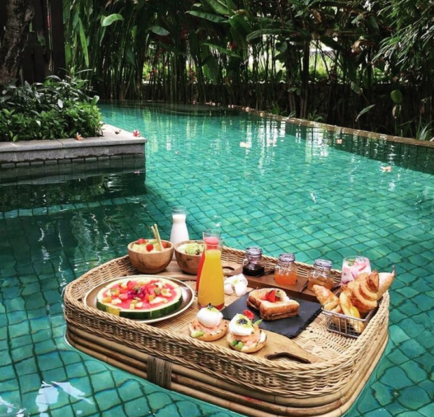 “Rich kid” bây giờ vừa bơi lội dưới nước, vừa thưởng thức bữa ăn "thả trôi" sang chảnh ảnh 1