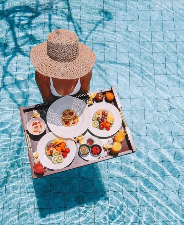“Rich kid” bây giờ vừa bơi lội dưới nước, vừa thưởng thức bữa ăn "thả trôi" sang chảnh ảnh 3
