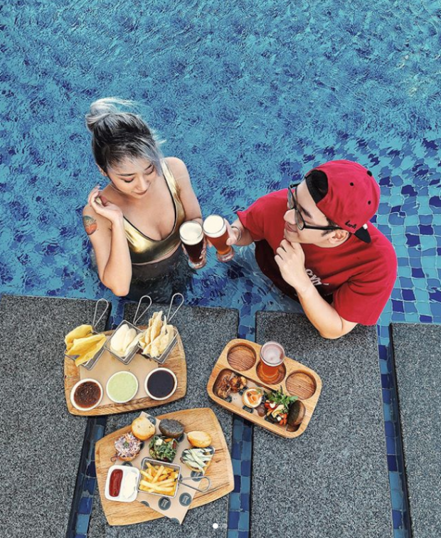 “Rich kid” bây giờ vừa bơi lội dưới nước, vừa thưởng thức bữa ăn "thả trôi" sang chảnh ảnh 4