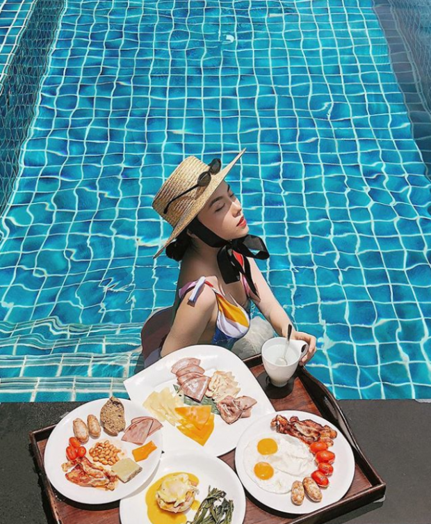 “Rich kid” bây giờ vừa bơi lội dưới nước, vừa thưởng thức bữa ăn "thả trôi" sang chảnh ảnh 7