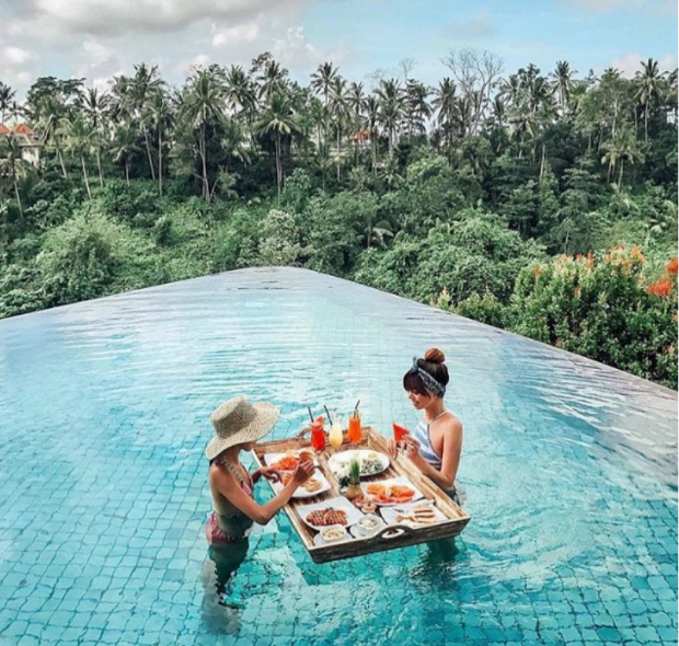 “Rich kid” bây giờ vừa bơi lội dưới nước, vừa thưởng thức bữa ăn "thả trôi" sang chảnh ảnh 9