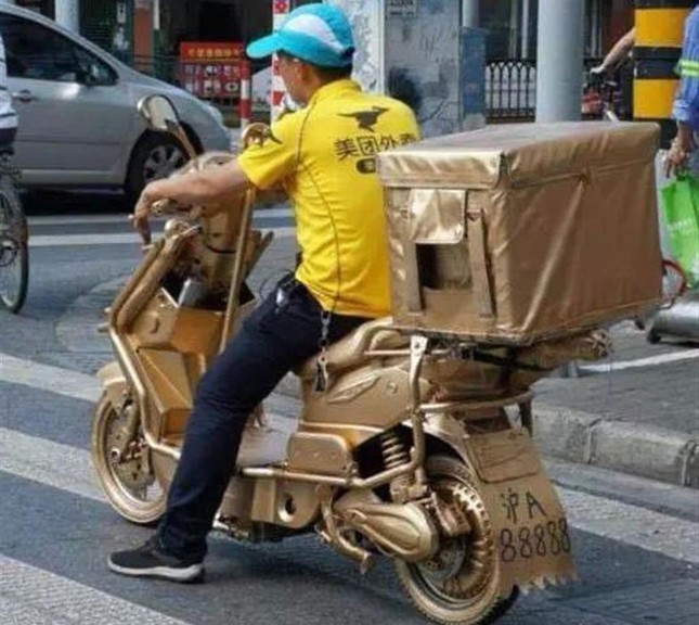 Bị cảnh sát phạt vì "dát vàng" cho xế cưng ảnh 1