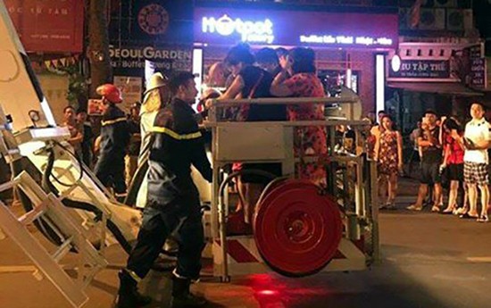 Hà Nội: Cháy lớn tại phố Trần Hưng Đạo, cứu sống 5 người bị mắc kẹt ảnh 3