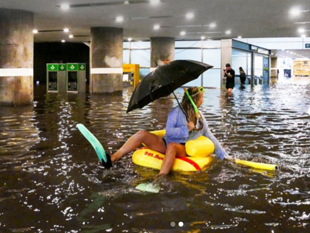 Hài hước nhà ga bị ngập lụt bỗng biến thành... bể bơi công cộng ảnh 3