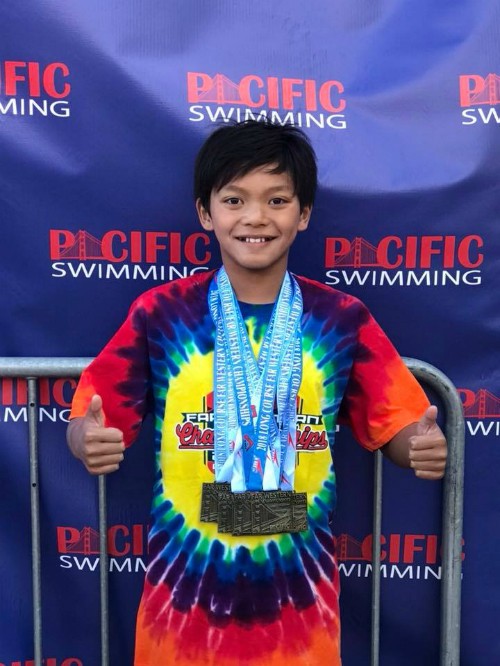 Chân dung cậu bé "siêu nhân" đánh bại kỷ lục của huyền thoại bơi lội Michael Phelps ảnh 1