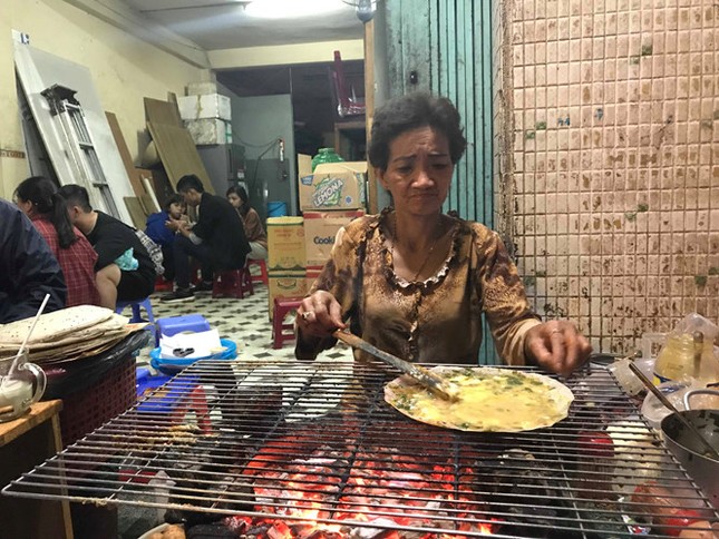 Bánh tráng nướng "bà khùng" 20 năm ở Đà Lạt khiến người người mê tít ảnh 1