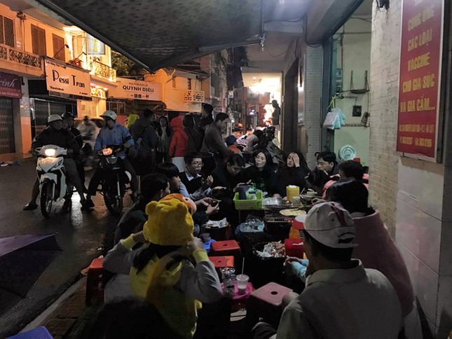 Bánh tráng nướng "bà khùng" 20 năm ở Đà Lạt khiến người người mê tít ảnh 2