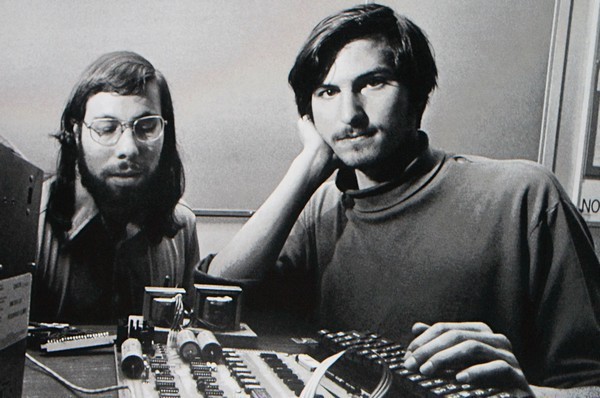 Apple trở thành hãng công nghệ đầu tiên cán mốc giá trị nghìn tỷ đô la ảnh 2