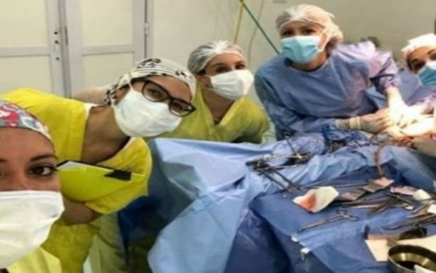 Chụp ảnh "tự sướng" cạnh bệnh nhân nằm trên bàn mổ, nhóm bác sĩ bị đình chỉ ảnh 1