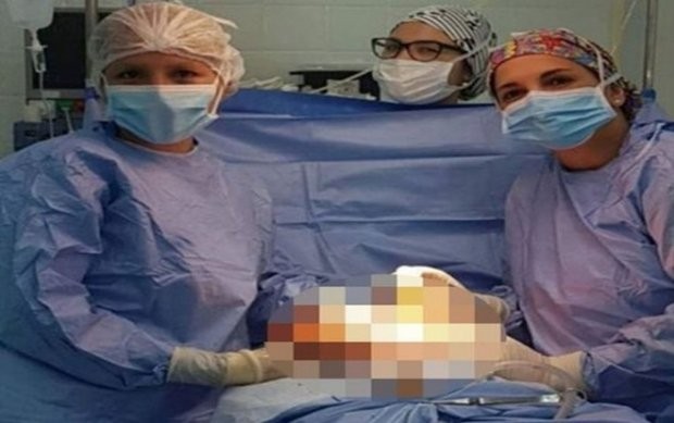 Chụp ảnh "tự sướng" cạnh bệnh nhân nằm trên bàn mổ, nhóm bác sĩ bị đình chỉ ảnh 2