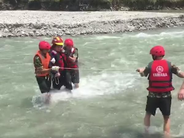 Chỉ vì tiết kiệm tiền rửa xe ô tô, anh chàng tài xế suýt bị lũ cuốn trôi ảnh 2