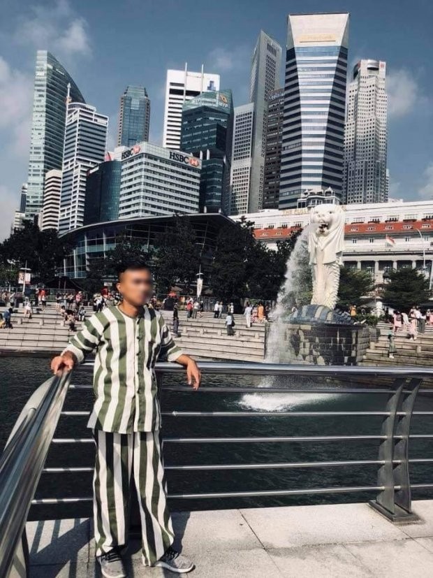 Thanh niên mặc đồ kẻ sọc giống quần áo phạm nhân check-in ở Singapore ảnh 1