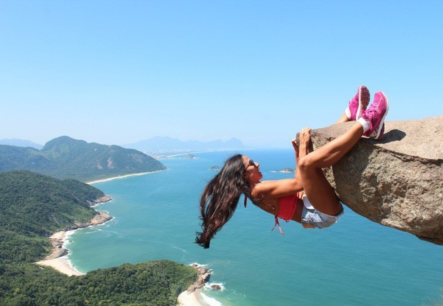 Chàng trai vạm vỡ đu xuống “mỏm đá sống ảo” rồi... không thể trèo lên ảnh 3