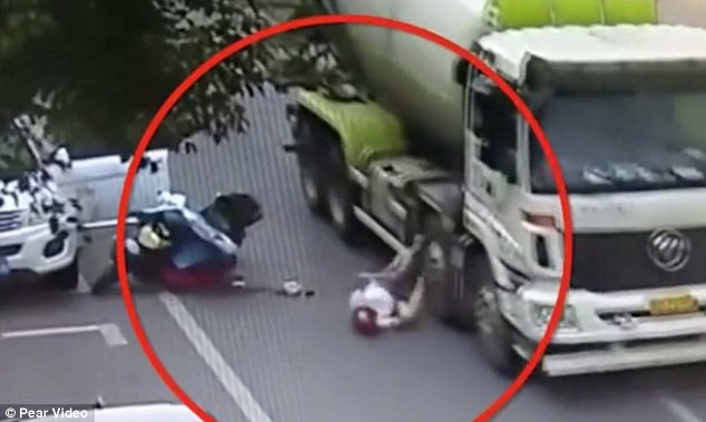 Trung Quốc: Thoát chết thần kỳ dưới bánh xe tải nhờ... mũ bảo hiểm ảnh 1