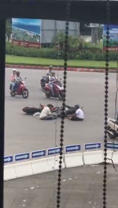 Dân mạng cười ngất với hai ông bác ngồi lại tâm sự giữa đường sau cú va chạm ảnh 2