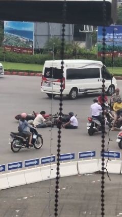 Dân mạng cười ngất với hai ông bác ngồi lại tâm sự giữa đường sau cú va chạm ảnh 1