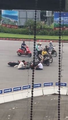 Dân mạng cười ngất với hai ông bác ngồi lại tâm sự giữa đường sau cú va chạm ảnh 3