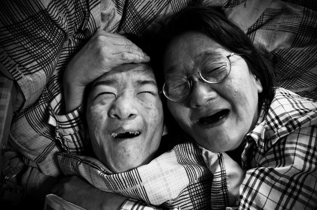 Bộ ảnh ghi lại cuộc sống của cả gia đình trong... một căn phòng nhỏ ảnh 3