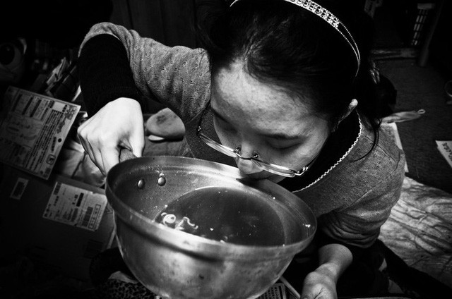 Bộ ảnh ghi lại cuộc sống của cả gia đình trong... một căn phòng nhỏ ảnh 9