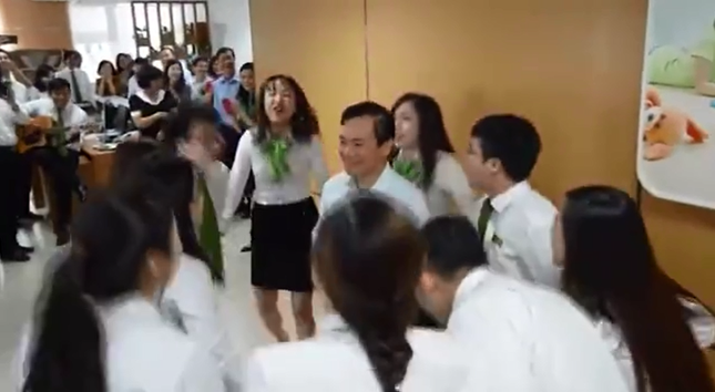 Nhân viên hát nhạc chế mừng sinh nhật Sếp khiến dân mạng phát cuồng vì quá dễ thương ảnh 2