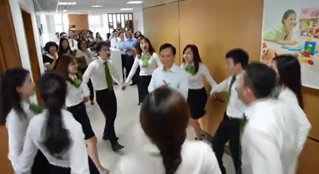 Nhân viên hát nhạc chế mừng sinh nhật Sếp khiến dân mạng phát cuồng vì quá dễ thương ảnh 4
