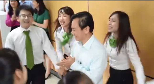 Nhân viên hát nhạc chế mừng sinh nhật Sếp khiến dân mạng phát cuồng vì quá dễ thương ảnh 5