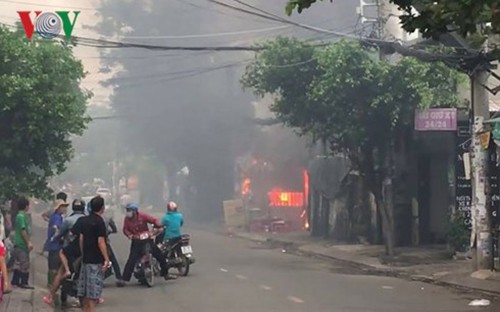 TP.HCM: Cháy dữ dội ở bãi đậu ôtô gần sân bay Tân Sơn Nhất, 3 xe bị thiêu rụi ảnh 1