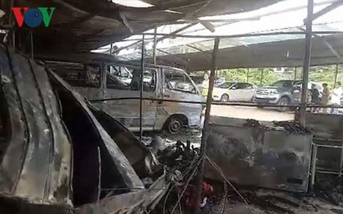 TP.HCM: Cháy dữ dội ở bãi đậu ôtô gần sân bay Tân Sơn Nhất, 3 xe bị thiêu rụi ảnh 2