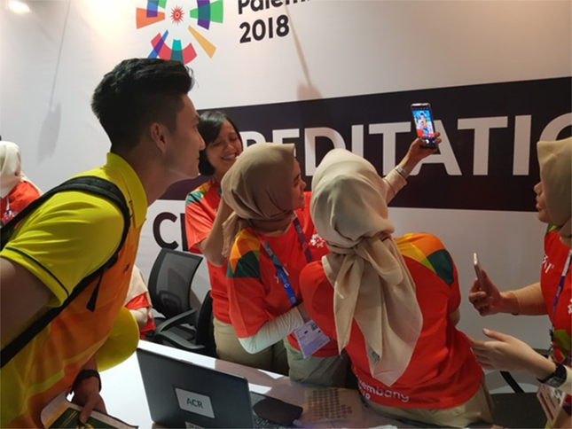 Dân mạng cười "ngất" với loạt ảnh chị em Indonesia mê mệt dàn cầu thủ U23 Việt Nam ảnh 4