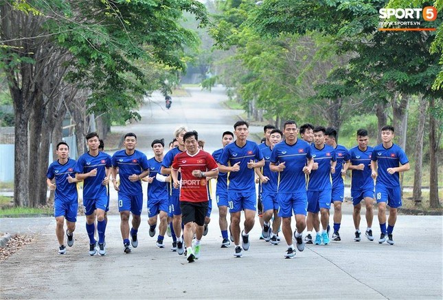 Bị chủ nhà ASIAD 2018 “chơi khó”, U23 Việt Nam phải tập “chạy”… giữa lòng đường! ảnh 1