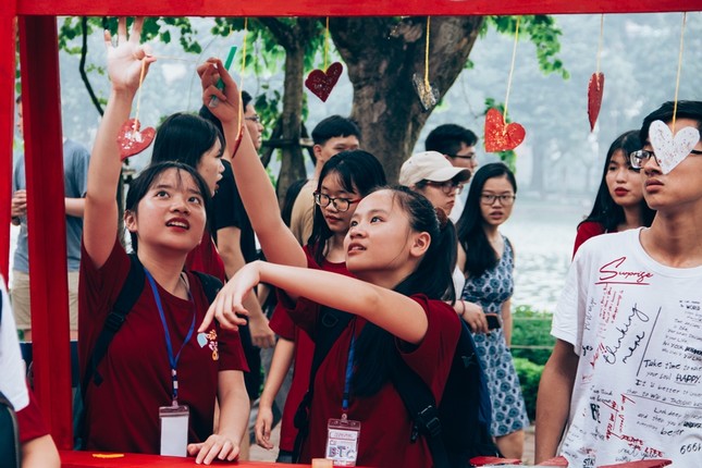 Có gì trong sự kiện gây quỹ từ thiện "xịn" của các Ams-er? ảnh 1