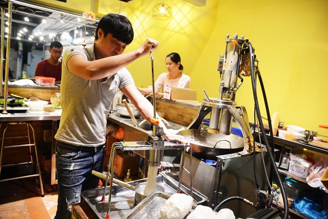 Bún quậy Phú Quốc ở Sài Gòn: Thực khách tự làm bún, pha nước chấm ảnh 1