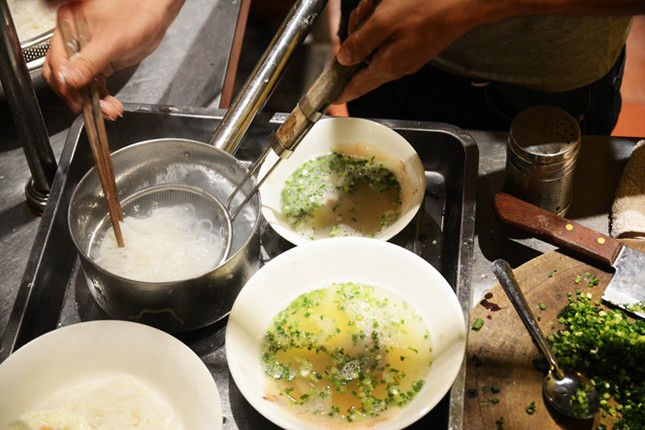 Bún quậy Phú Quốc ở Sài Gòn: Thực khách tự làm bún, pha nước chấm ảnh 4