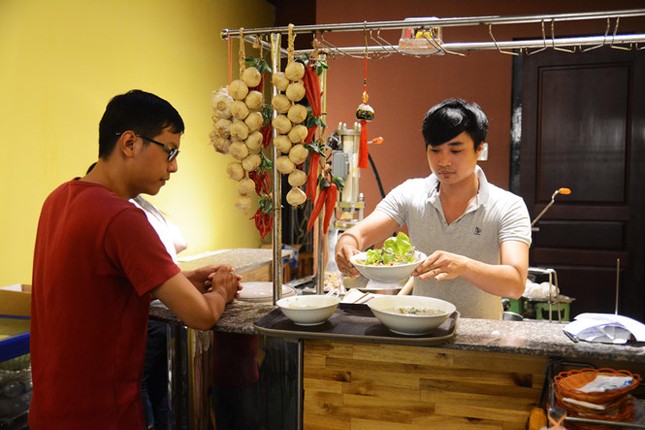 Bún quậy Phú Quốc ở Sài Gòn: Thực khách tự làm bún, pha nước chấm ảnh 9