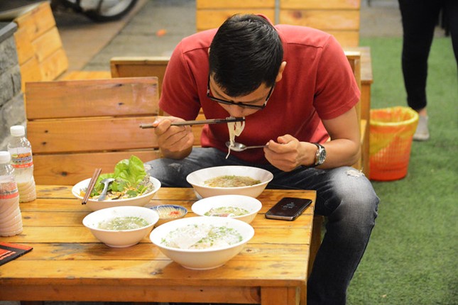 Bún quậy Phú Quốc ở Sài Gòn: Thực khách tự làm bún, pha nước chấm ảnh 12