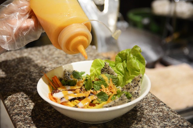 Bún quậy Phú Quốc ở Sài Gòn: Thực khách tự làm bún, pha nước chấm ảnh 6