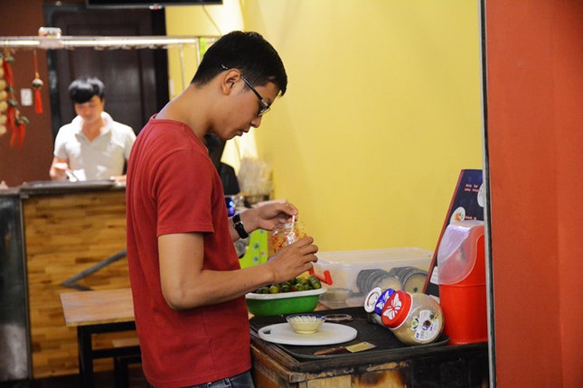 Bún quậy Phú Quốc ở Sài Gòn: Thực khách tự làm bún, pha nước chấm ảnh 10