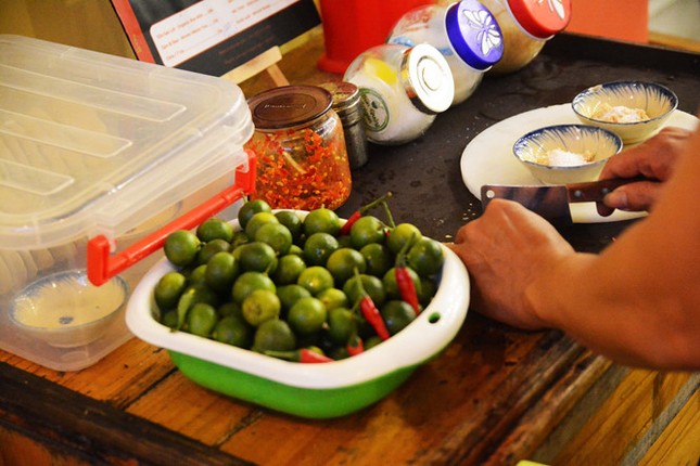 Bún quậy Phú Quốc ở Sài Gòn: Thực khách tự làm bún, pha nước chấm ảnh 11