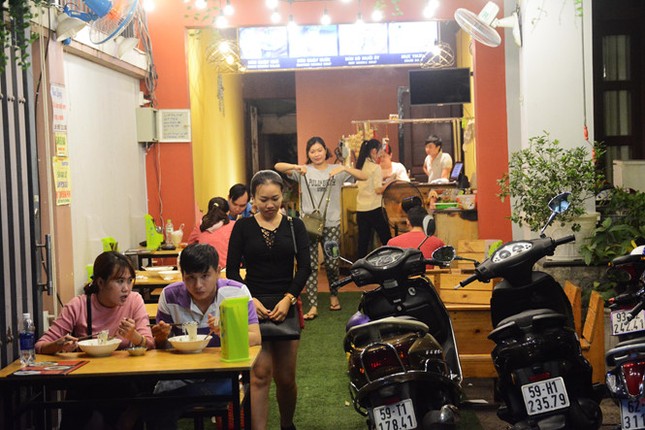 Bún quậy Phú Quốc ở Sài Gòn: Thực khách tự làm bún, pha nước chấm ảnh 2