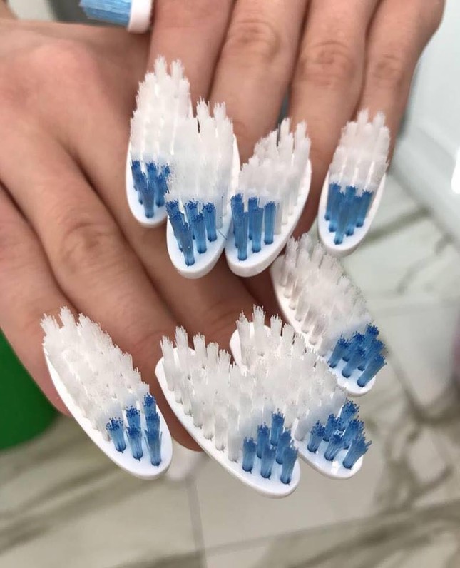 Cười “té ghế” với những mẫu nail “nghìn người có một” của hội chị em mê làm móng ảnh 9