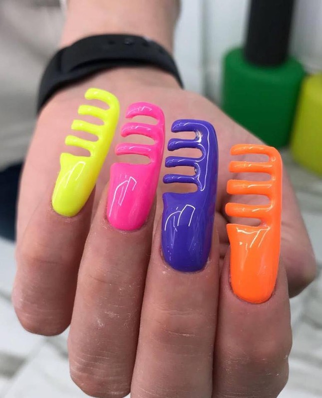 Cười “té ghế” với những mẫu nail “nghìn người có một” của hội chị em mê làm móng ảnh 8