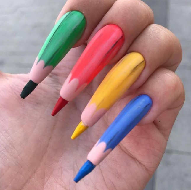 Cười “té ghế” với những mẫu nail “nghìn người có một” của hội chị em mê làm móng ảnh 6