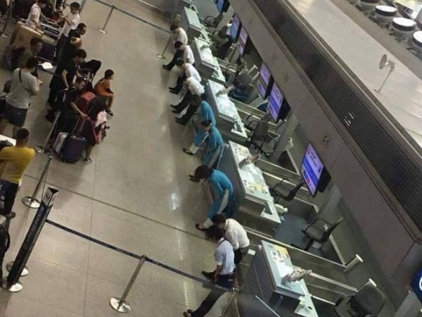 Sau Japan Airlines, đến lượt nhân viên Việt Nam Airlines cũng cúi gập người chào khách ảnh 1