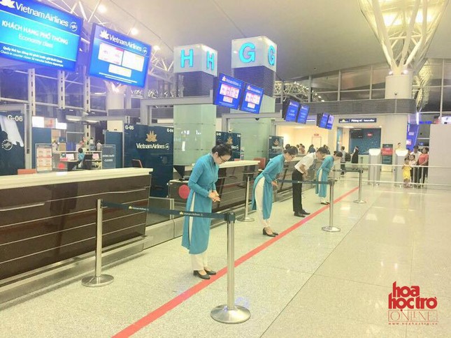 Sau Japan Airlines, đến lượt nhân viên Việt Nam Airlines cũng cúi gập người chào khách ảnh 2