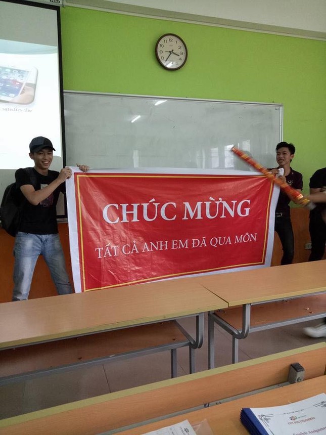 Ăn mừng “bá đạo” như sinh viên, làm cả băng rôn chúc anh em đã qua môn ảnh 1