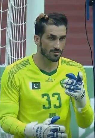 Tóc buộc đáng yêu lại siêu tốt bụng, thủ thành tuyển Pakistan khiến các fan nữ đổ rầm rầm ảnh 1