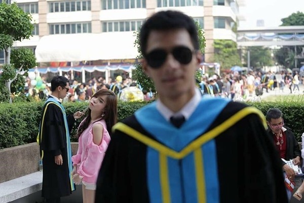 Nhờ bạn thân "mê gái" đi chụp ảnh kỷ yếu, "nhân vật chính" bị xóa phông làm nền cho gái xinh ảnh 5