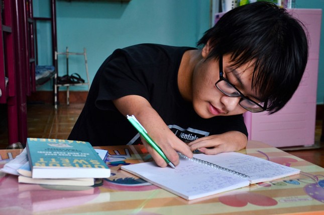 Cậu học trò "chim cánh cụt" bán vé số đi học đại học ảnh 1