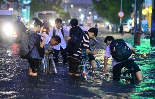 Cập nhật tình hình cơn bão số 4: Học sinh Hà Nội có thể được nghỉ học ảnh 1